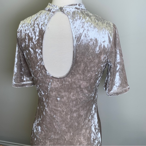 Love J Woman’s Beige Velvet Dress Size Medium - Picture 4 of 15